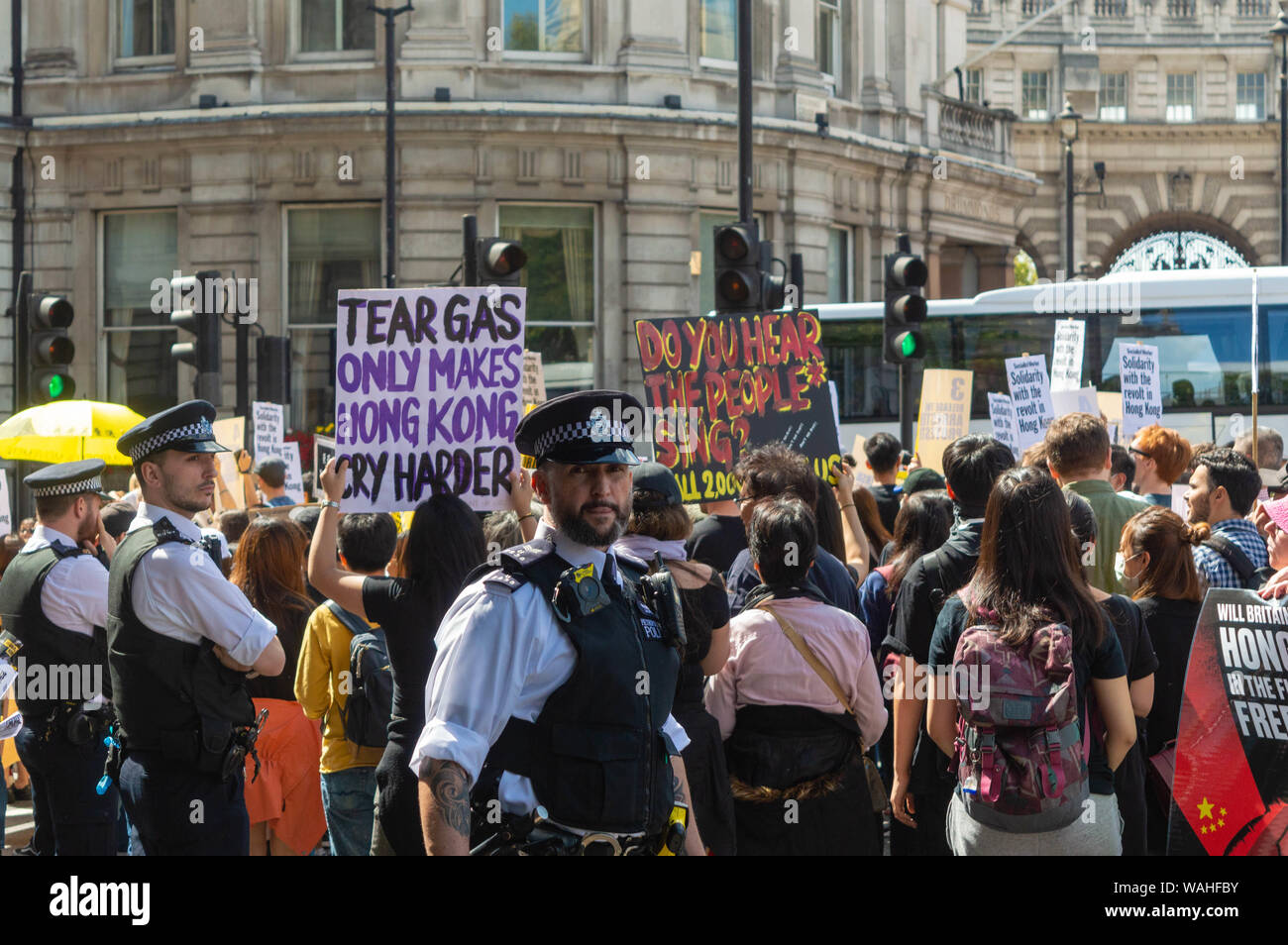 Londres, Reino Unido - 17 de agosto, 2019: oficial de la policía británica busca tensa durante el REINO UNIDO Solidaridad con Hong Kong Rally. Foto de stock