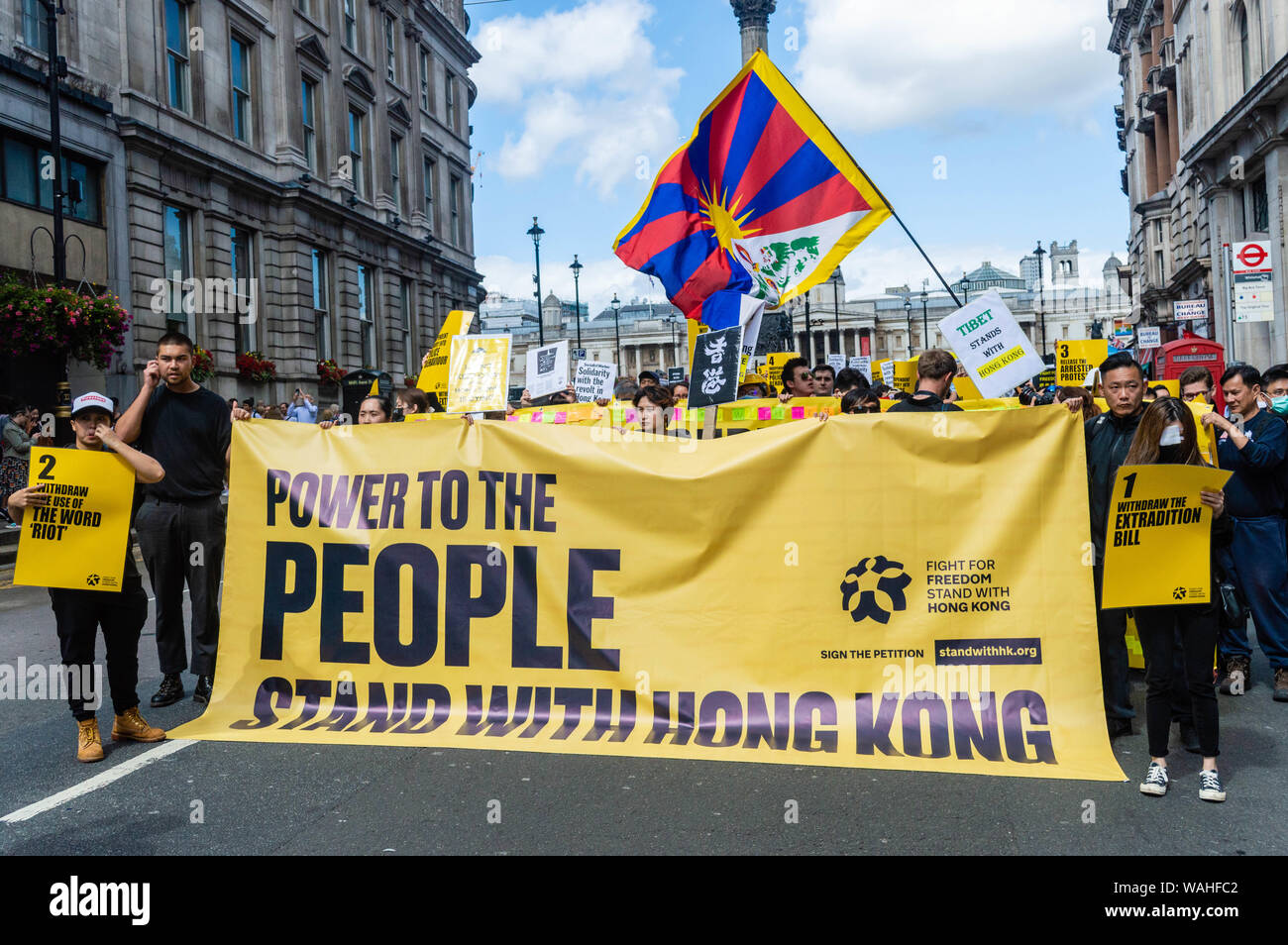 Londres, Reino Unido - 17 de agosto, 2019: enorme pancarta que dice "el poder al pueblo. Stand con Hong Kong" en el Reino Unido solidaridad con Hong Kong rally. Foto de stock