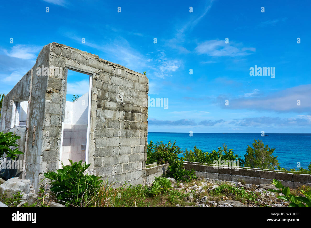 Hotel abandonado en el norte de Malapascua junto a la playa. Foto de stock