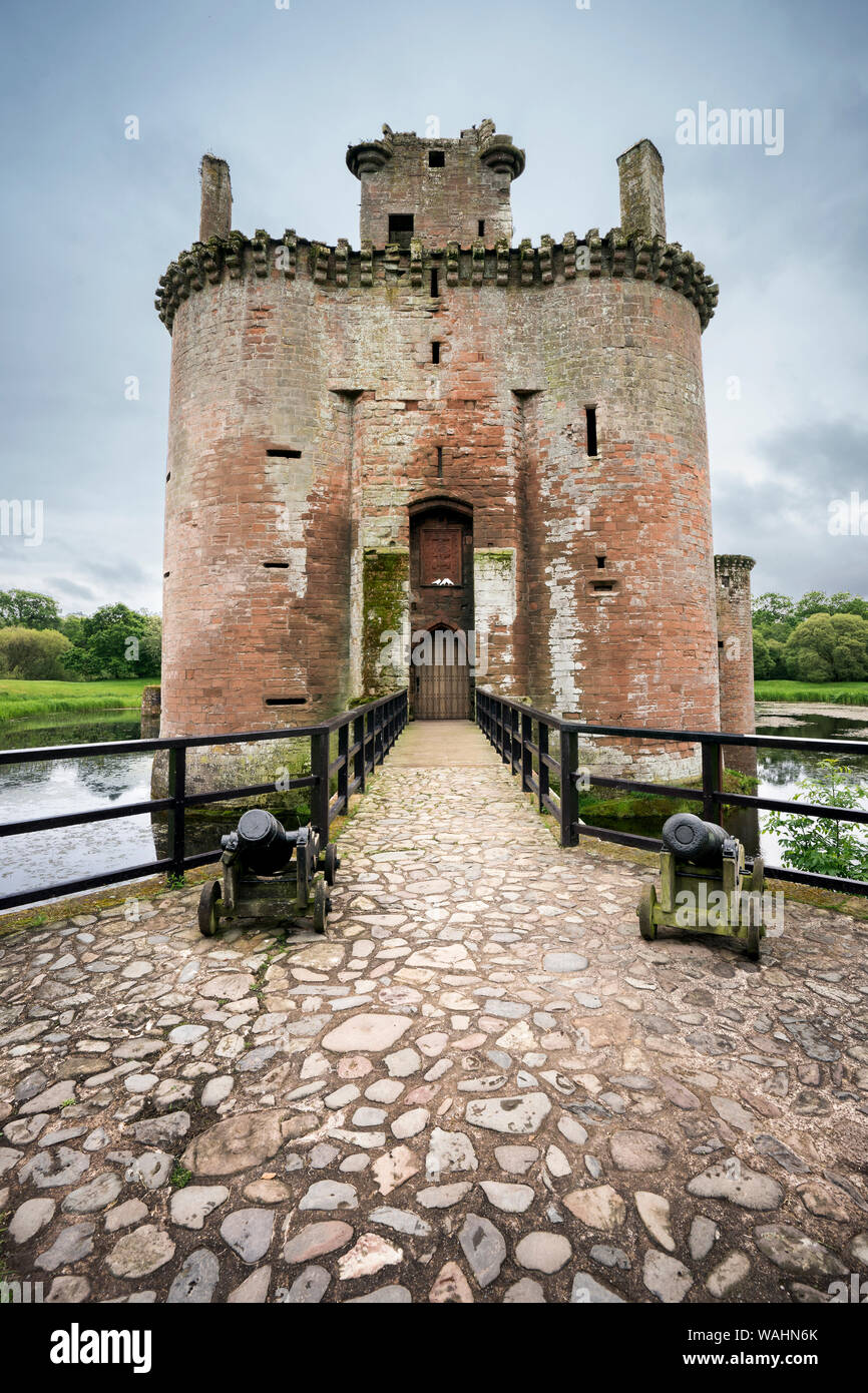 Entrada de Caerlaverock Castle, vista frontal de la triangular moated castillo fortificado, construido en el siglo XIII en el sur de Escocia, y abandonados en Foto de stock