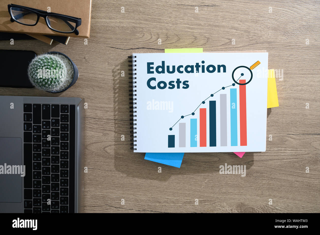 La educación gráfico que está mostrando una tendencia al alza en los costos de la educación análisis financiero. Foto de stock