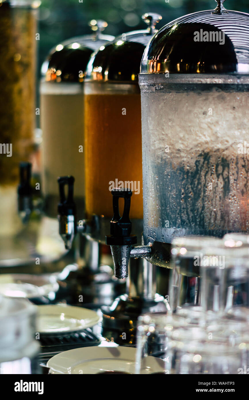 Dispensador bebidas fotografías e imágenes de alta resolución - Alamy