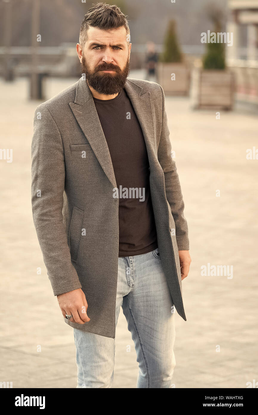 Hombre elegante wolk en la calle. El frío del invierno outfit. Gran  chaqueta con zapatillas blancas. Antecedentes Blured street. Foto modelo  profecional Fotografía de stock - Alamy