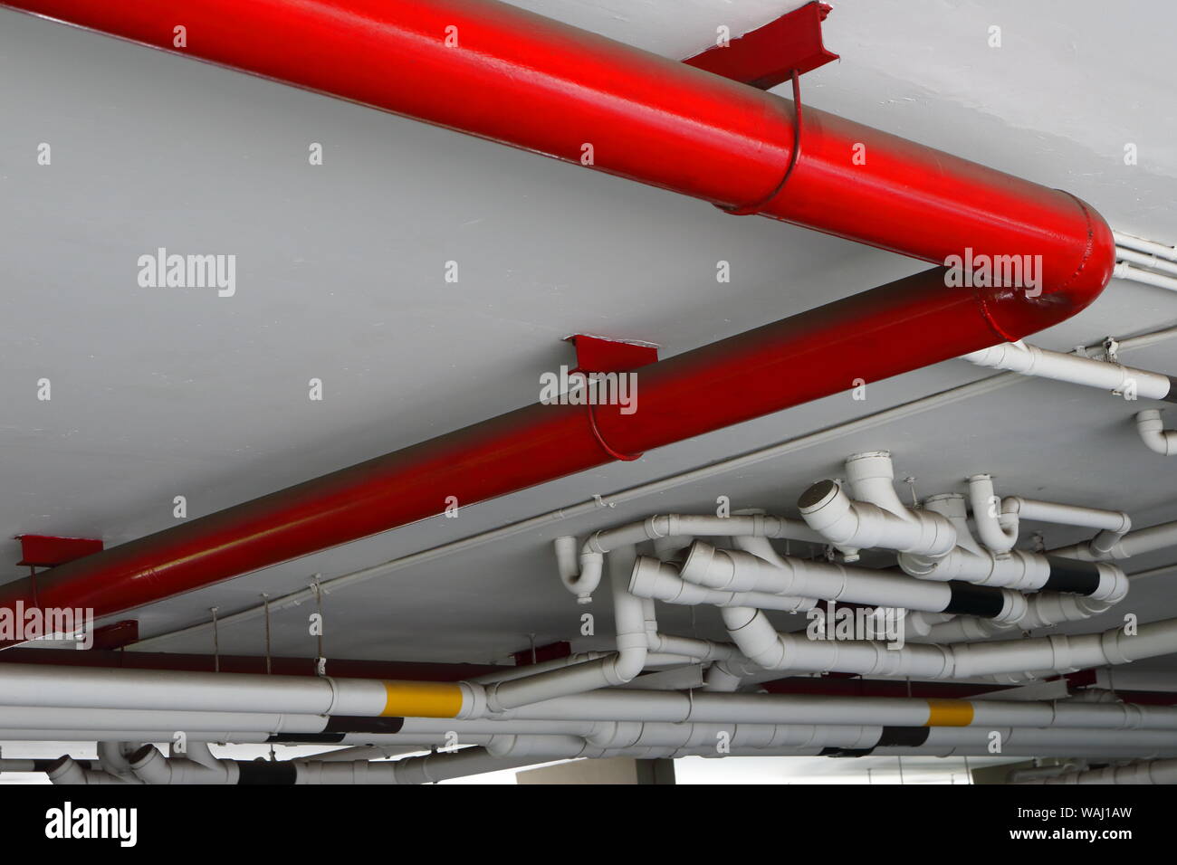 Primer plano de una red de tuberías de agua para uso bombero, concepto de seguridad Foto de stock