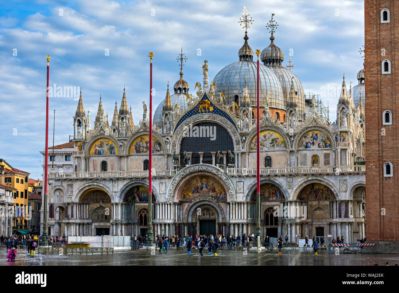 La fachada oeste de la Basilica di San Marco (Basílica de San Marcos), la Plaza de San Marcos, en Venecia, Italia Foto de stock
