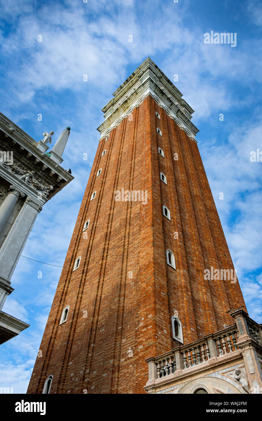 El Campanile de San Marcos (Campanile di San Marco), el campanario de la Basílica de San Marcos, la Plaza de San Marco, Venecia, Italia Foto de stock