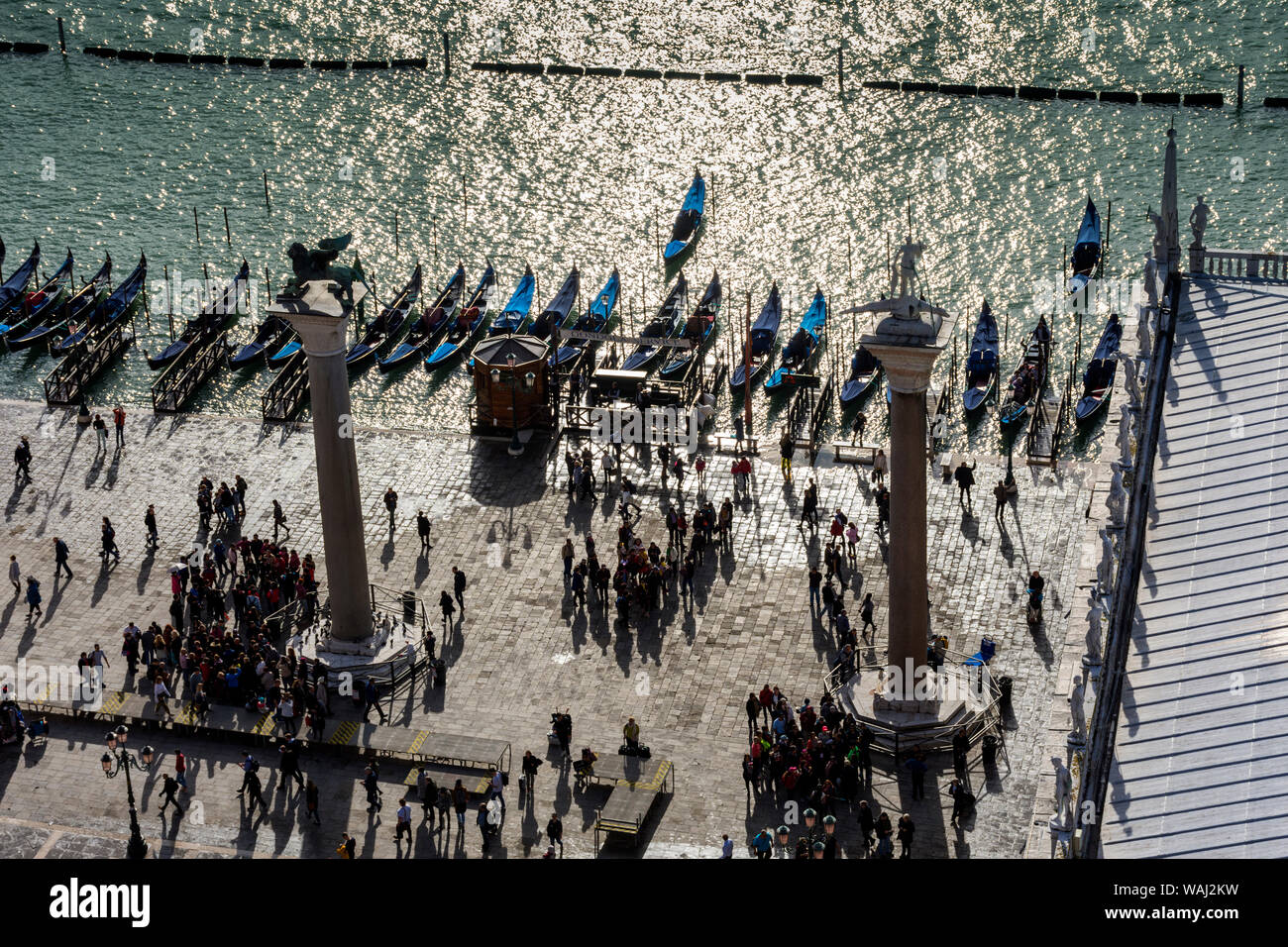 Las columnas de San Marco y San Teodoro desde el Campanile di San Marco (campanario), Piazzetta di San Marco, Venecia, Italia Foto de stock