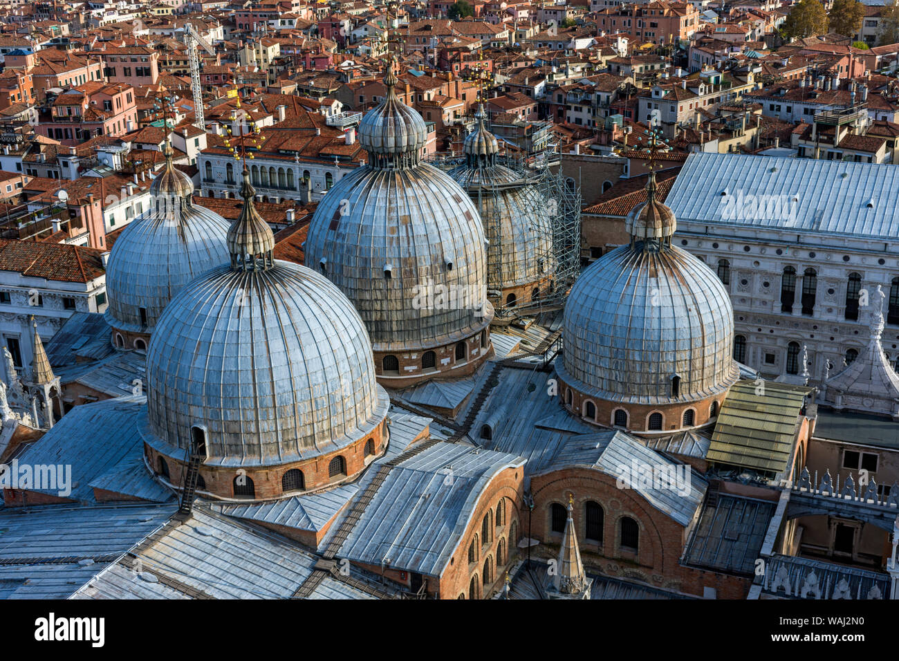 Vista de Venecia sobre las cúpulas de la basílica de San Marcos, desde el Campanile di San Marco (campanario), la Plaza de San Marcos, en Venecia, Italia Foto de stock