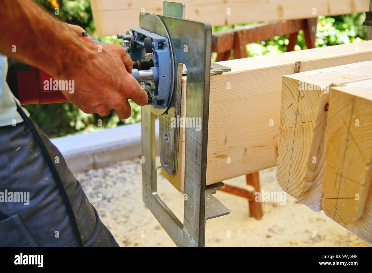 Articulación machihembrada de molienda y producción de Carpintería  Carpintería. a manos del hombre está trabajando con una fresadora.  Carpintería concepto. Vigas de madera spruce Fotografía de stock - Alamy