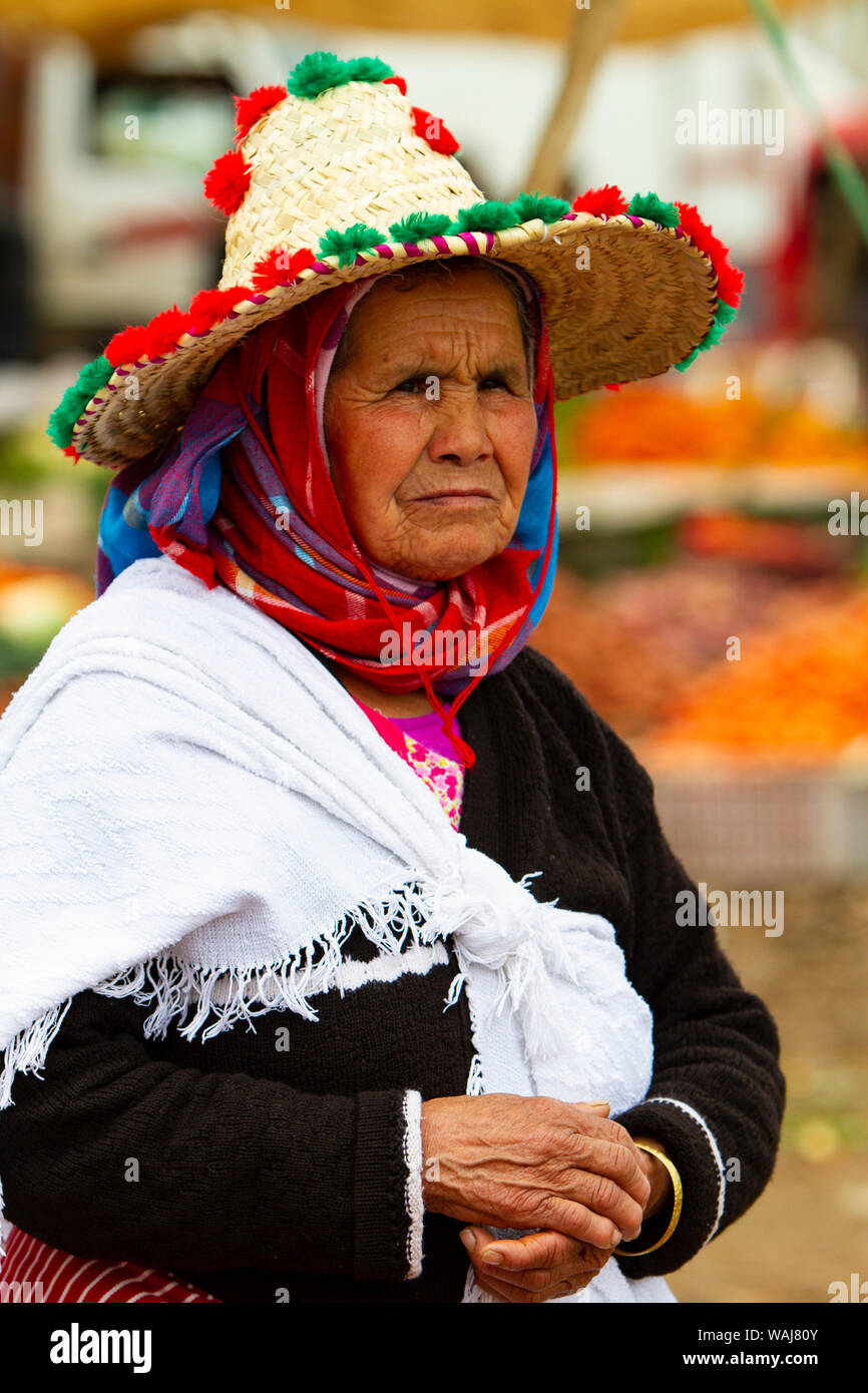 Old mujer marroquí llevar sombrero de Fotografía de stock -