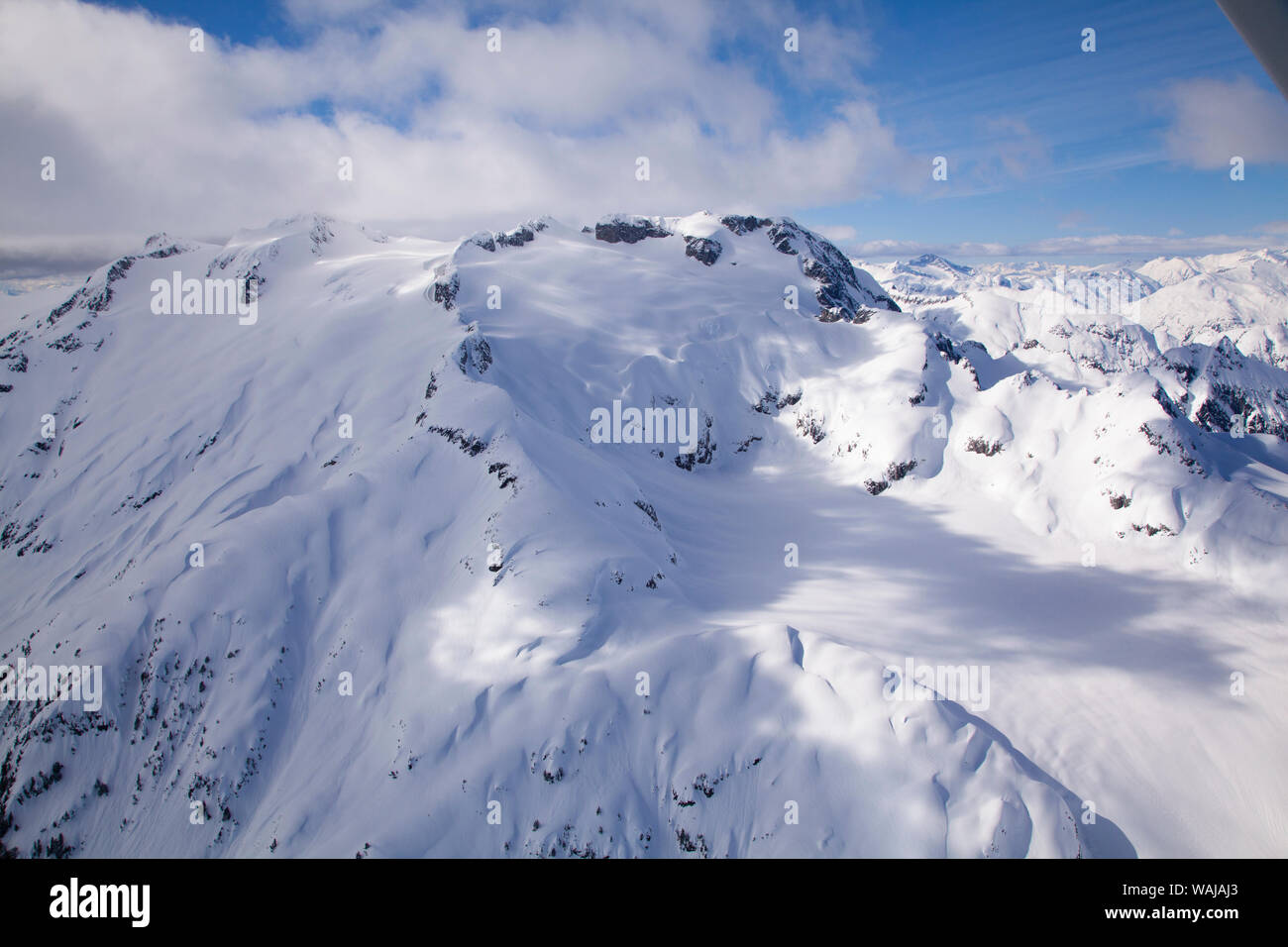 Vista aérea de la profundidad de la nieve en las montañas de la costa, cerca de Squamish y Whistler, British Columbia, Canadá Foto de stock