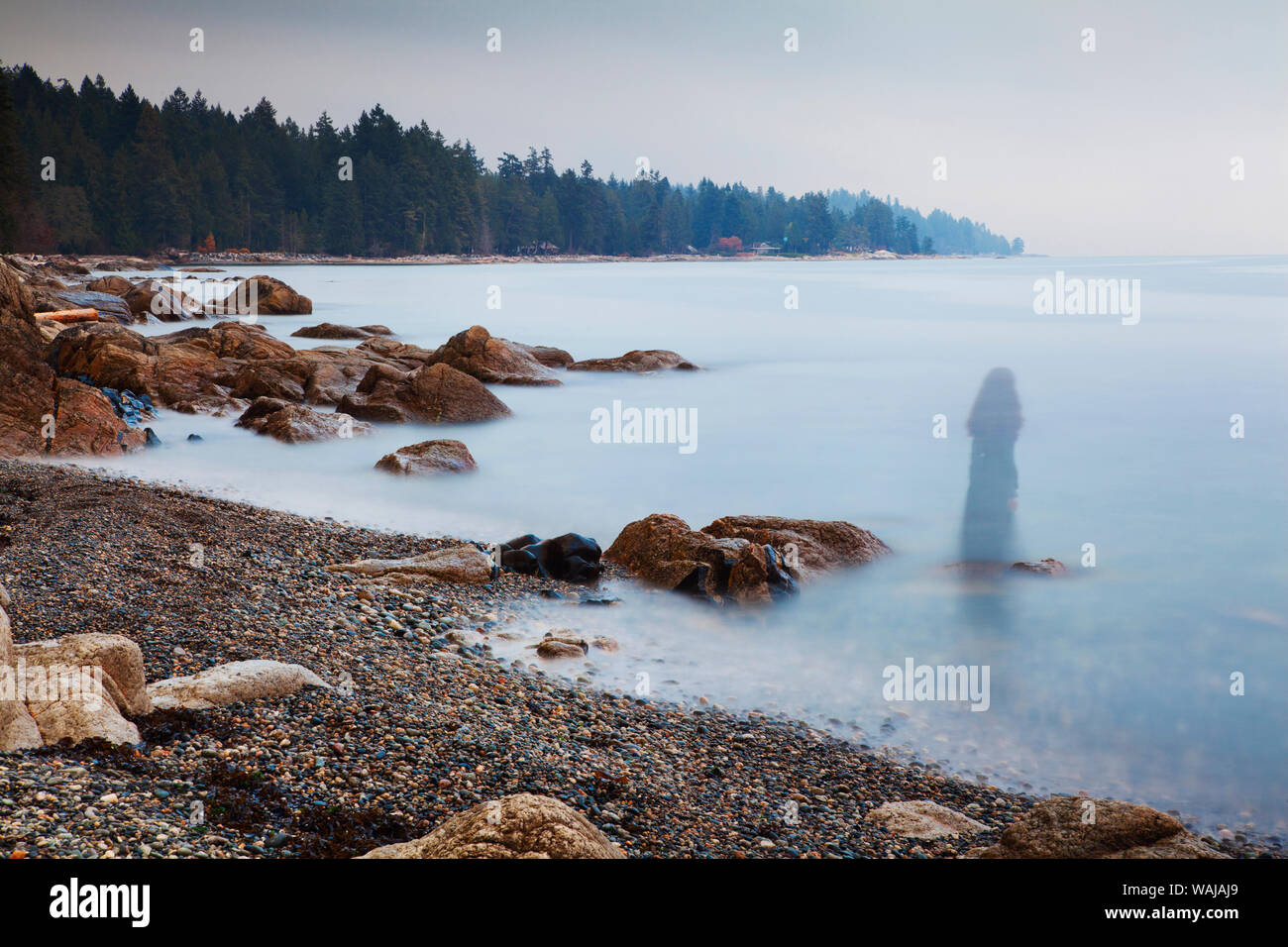 La larga exposición de una imagen fantasmal de mujer en la playa en Sechelt, British Columbia, Canadá Foto de stock