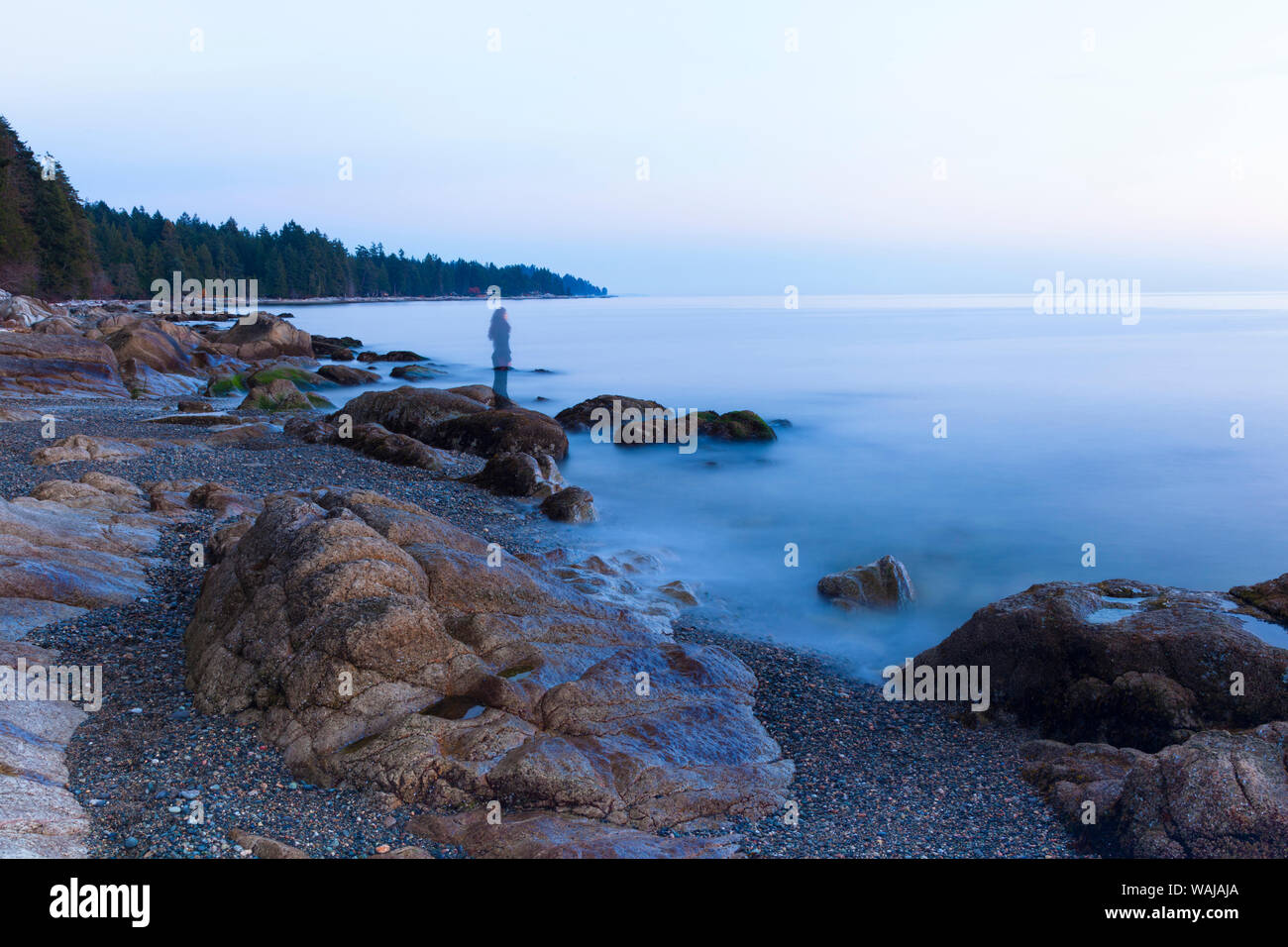 La larga exposición de una imagen transparente de mujer en la playa en Sechelt, British Columbia, Canadá Foto de stock