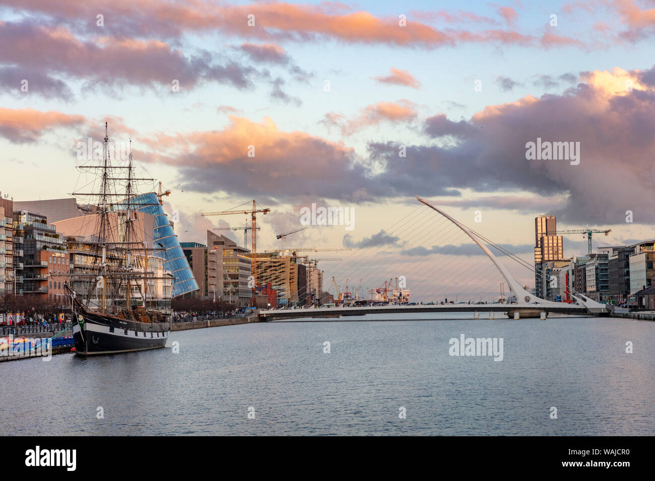 Jeanie Johnston Tall Ship y Samuel Beckett, puente sobre el río Liffey, en el centro de Dublín, Irlanda Foto de stock