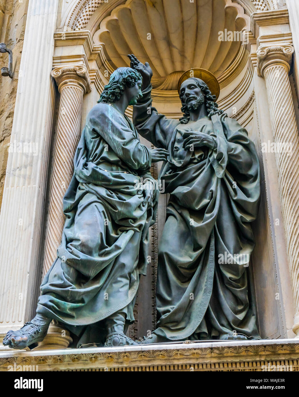Estatua de Cristo y Santo Tomás, la iglesia de Orsanmichele, Florencia, Italia. Estatua de Andrea del Verrocchio 1475 Foto de stock
