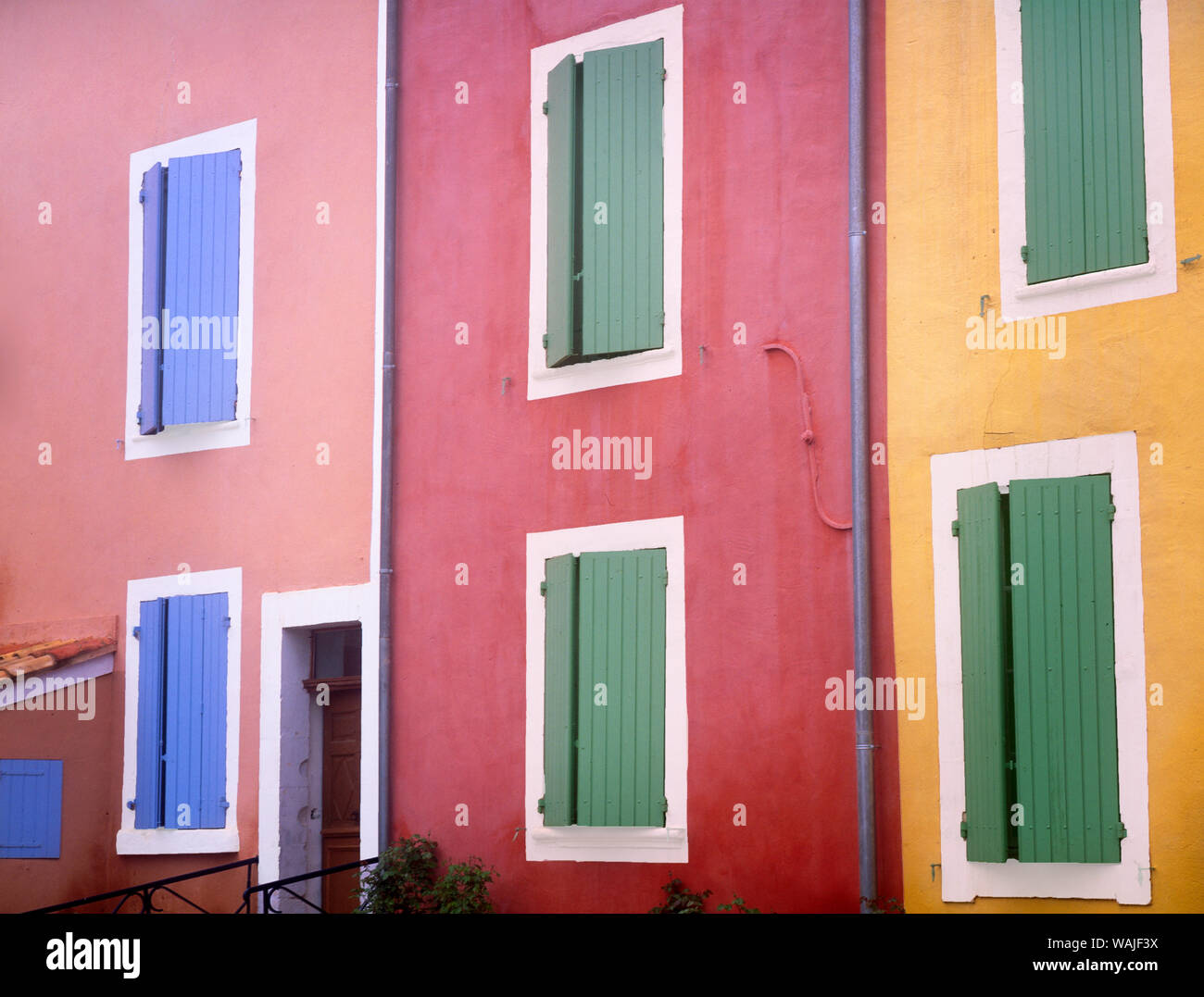 Francia, Provenza, el Rosellón. Coloridos muros exteriores. Crédito: Jim Nilsen / Galería / DanitaDelimont.com Jaynes Foto de stock