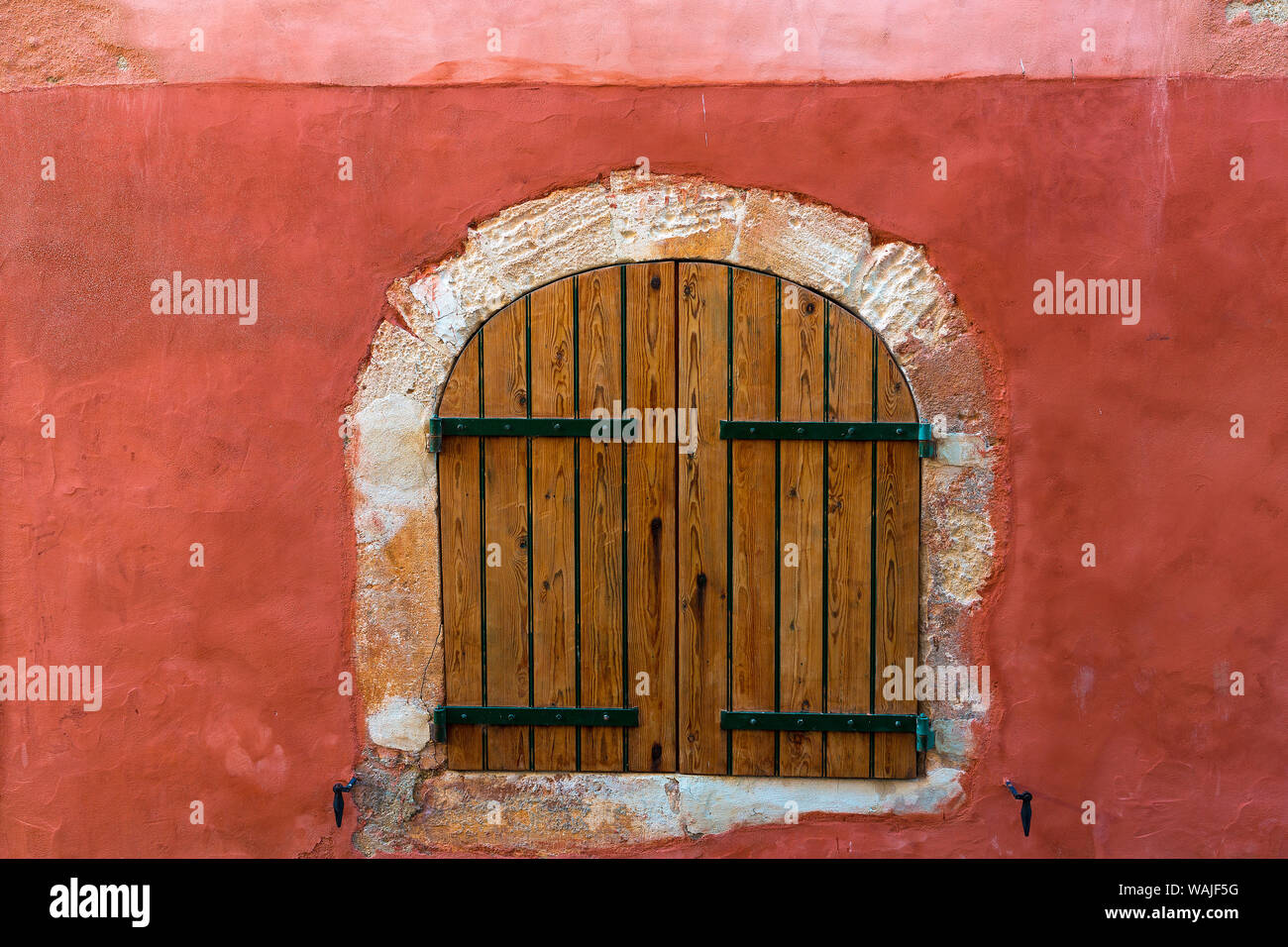 Europa Francia, Provenza, el Rosellón. Persianas de madera en color rojo en la pared. Crédito: Jim Nilsen / Galería / DanitaDelimont.com Jaynes Foto de stock