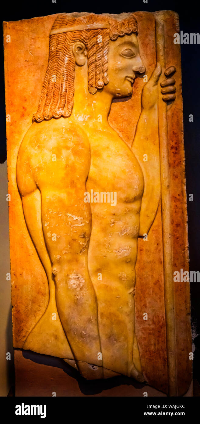 Los jóvenes griegos portador de la lanza de la estatua, la lápida, Museo Arqueológico Nacional de Atenas, Grecia. Desde 550-540 A.C. Foto de stock