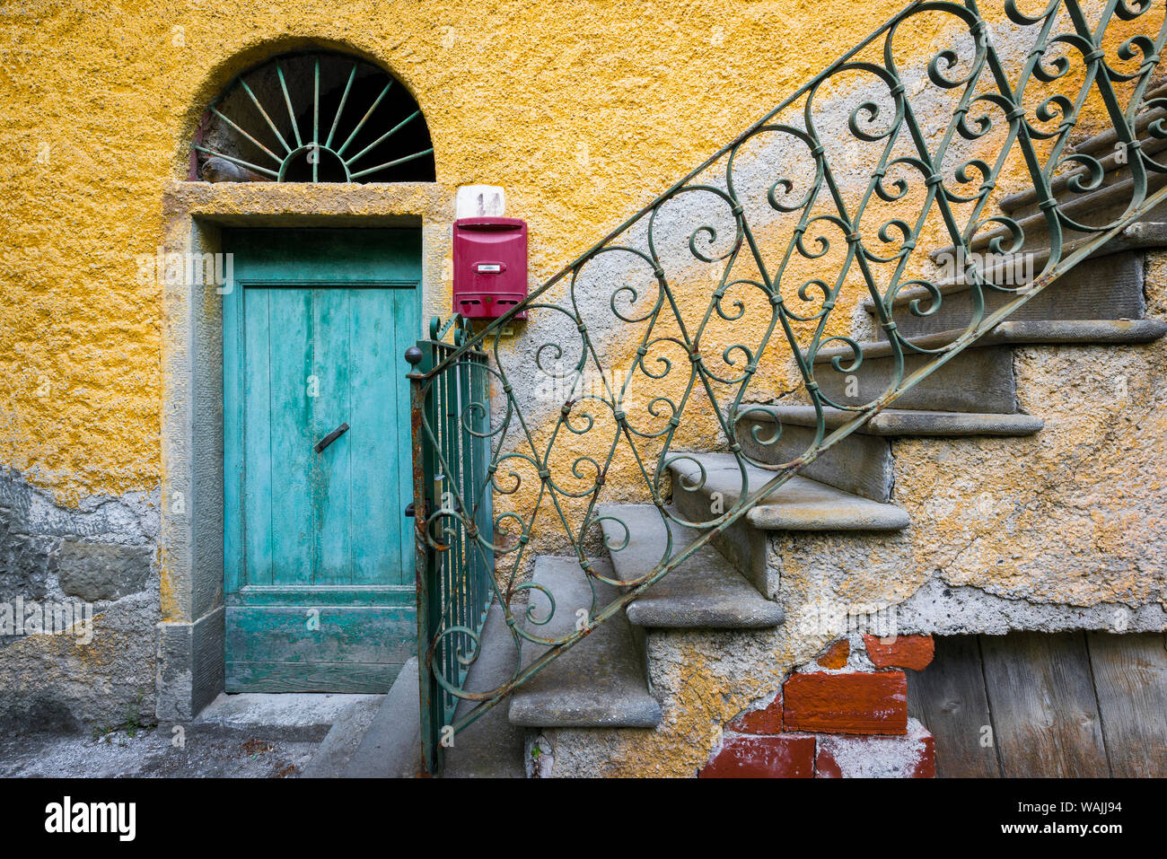 Italia, Manarola. Casa colorida y escalera. Crédito: Jim Nilsen / Galería / DanitaDelimont.com Jaynes Foto de stock