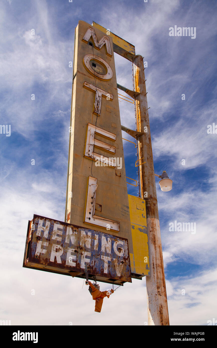 Motel abandonado en el desierto de Mojave, sobre la Ruta 66 en California Foto de stock
