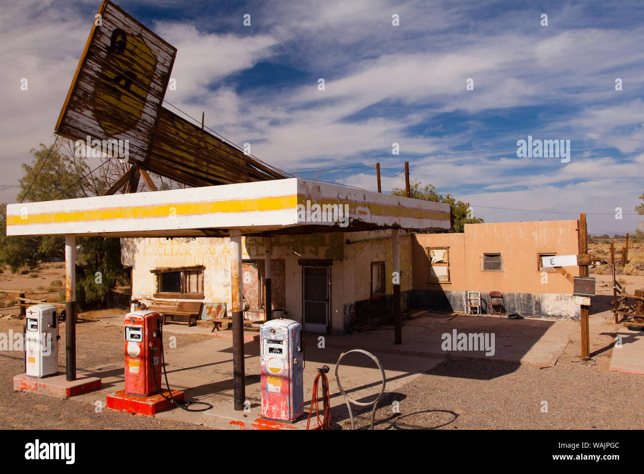 Gasolinera abandonada sobre la Ruta 66 en el desierto de Mojave, California, EE.UU. Foto de stock