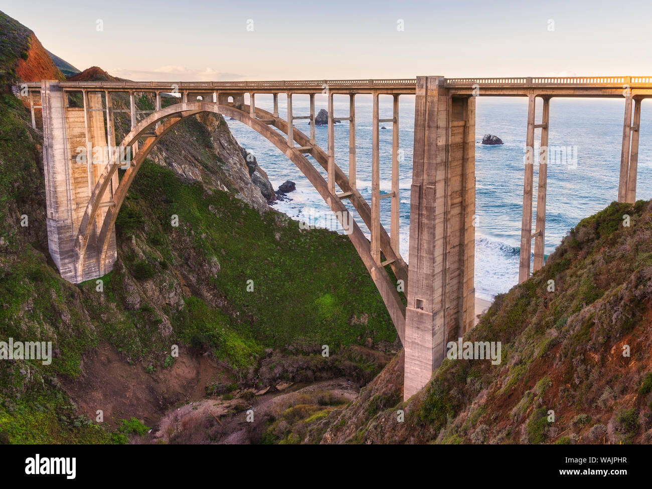 La vista posterior de Bixby puente contra el Océano Pacífico Foto de stock