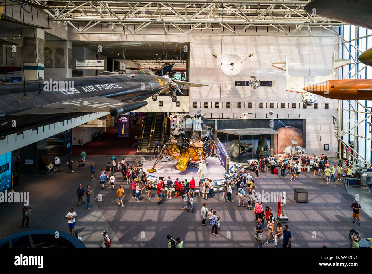 Ee.Uu., Washington, D.C., Museo Nacional del Aire y del Espacio, elevado lobby con vista avión espacial X-15 (Uso Editorial solamente) Foto de stock