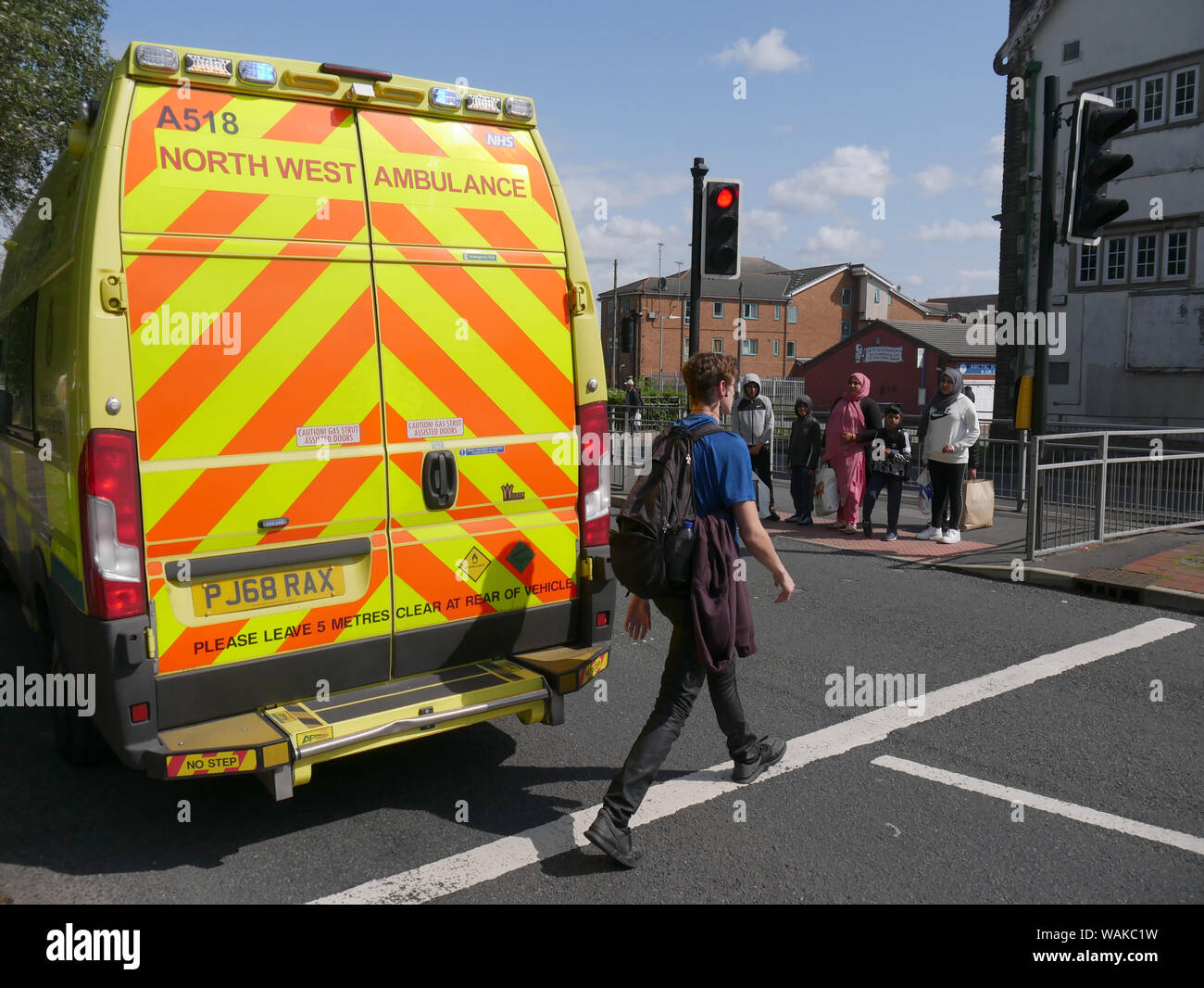 Las ambulancias en la escena de un accidente en un cruce peatonal en una carretera de doble calzada, Topp, Bolton, Lancashire, Inglaterra. foto DON TONGE Foto de stock