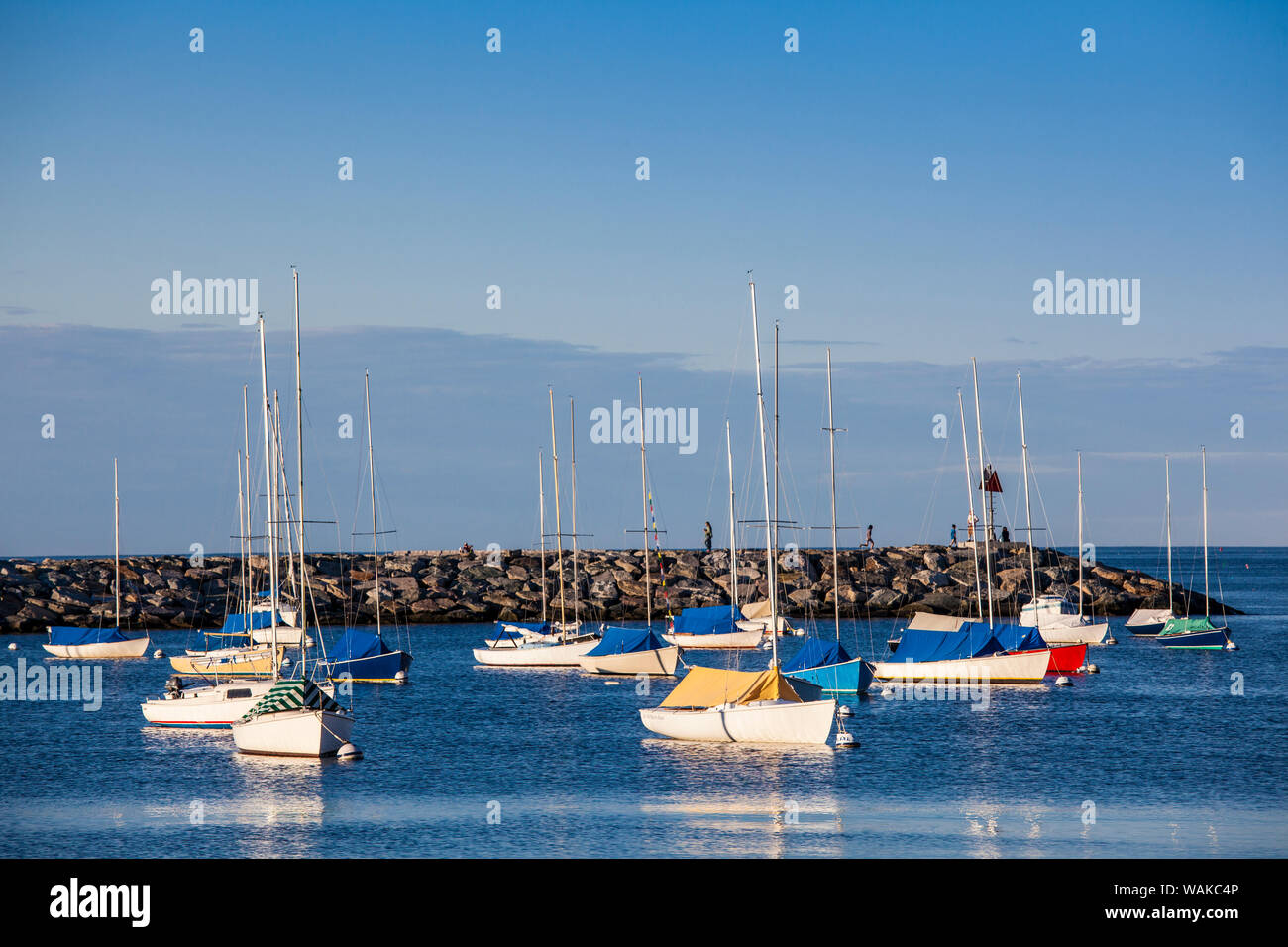 Estados Unidos, Massachusetts, Cape Ann, Rockport. Rockport Harbor con veleros Foto de stock