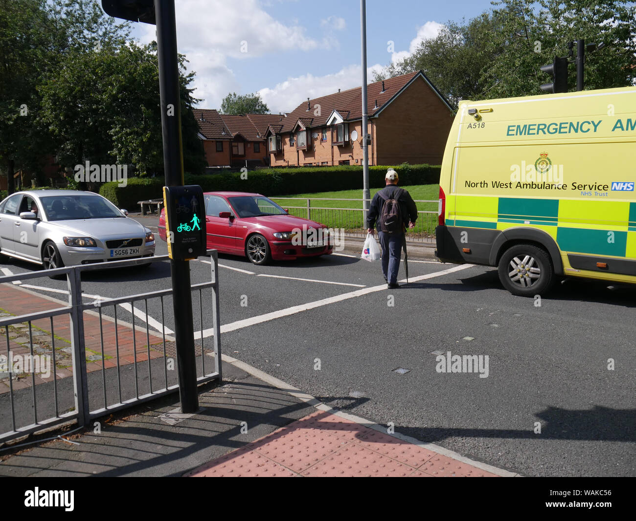 Las ambulancias en la escena de un accidente en un cruce peatonal en una carretera de doble calzada, Topp, Bolton, Lancashire, Inglaterra. foto DON TONGE Foto de stock