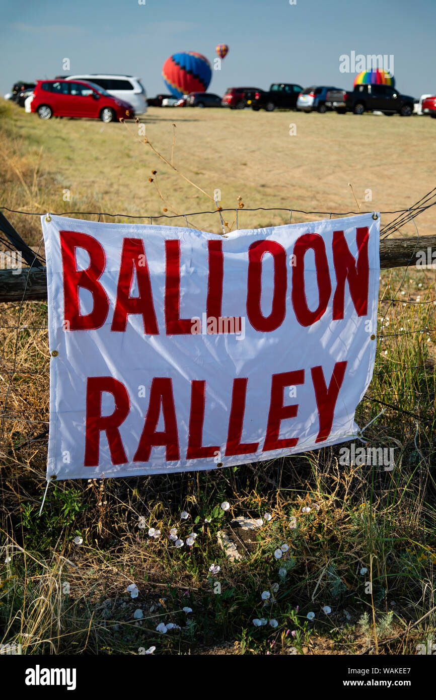 En globo de aire caliente ralley firmar invita al público a ver los globos en el aire. (Uso Editorial solamente) Foto de stock