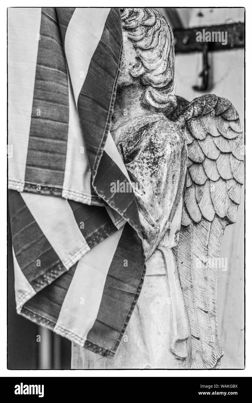 Ee.Uu., Pensilvania, Nueva Esperanza de antigüedades, Ángel y bandera estadounidense Foto de stock