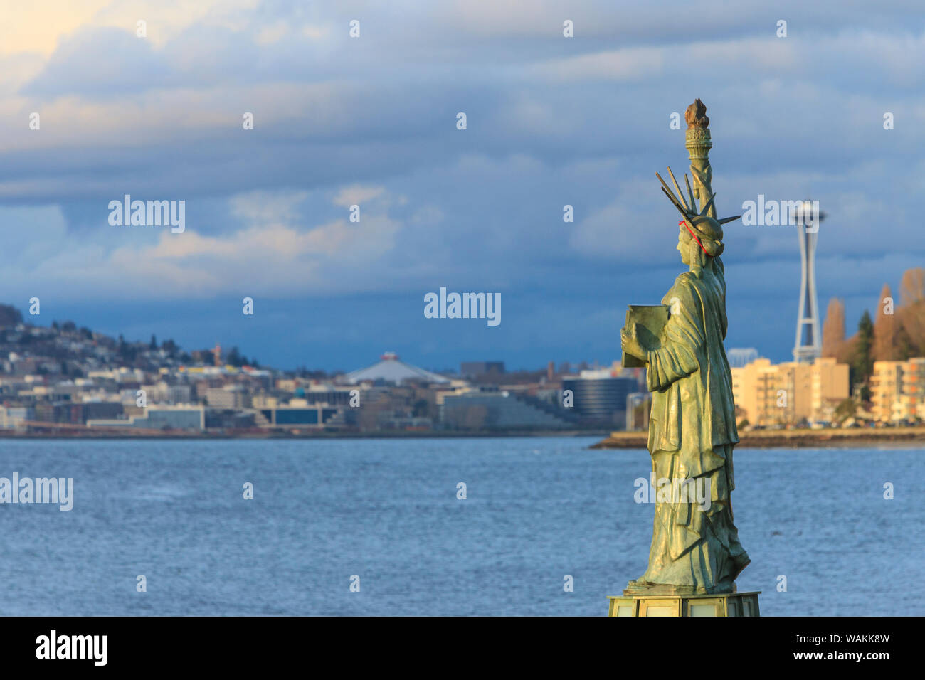 La replica de la estatua de la libertad estatua, Alki Beach, barrio West Seattle, Seattle, Estado de Washington Foto de stock