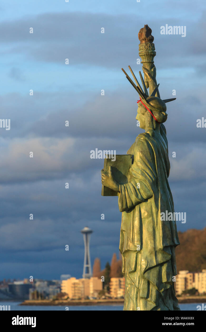 La replica de la estatua de la libertad estatua, Alki Beach, barrio West Seattle, Seattle, Estado de Washington Foto de stock
