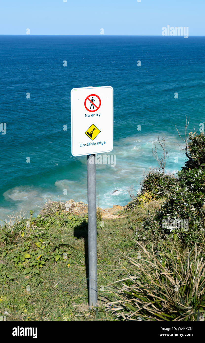 Signo de advertencia contra el borde inestable, ninguna entrada, peligro, Cabo Byron, Nueva Gales del Sur (NSW, Australia Foto de stock