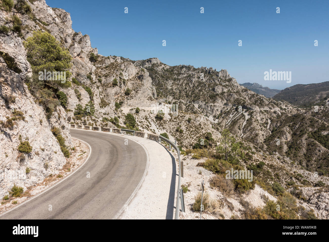 Carretera de montaña a través del Parque Natural Sierras de Tejeda, Almijara y Alhama, Andalucía, España. Foto de stock