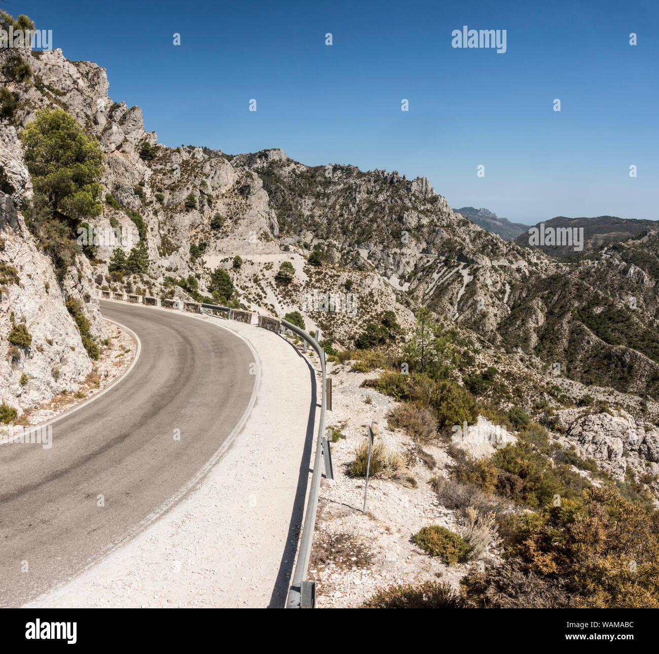 Carretera de montaña a través del Parque Natural Sierras de Tejeda, Almijara y Alhama, Andalucía, España. Foto de stock