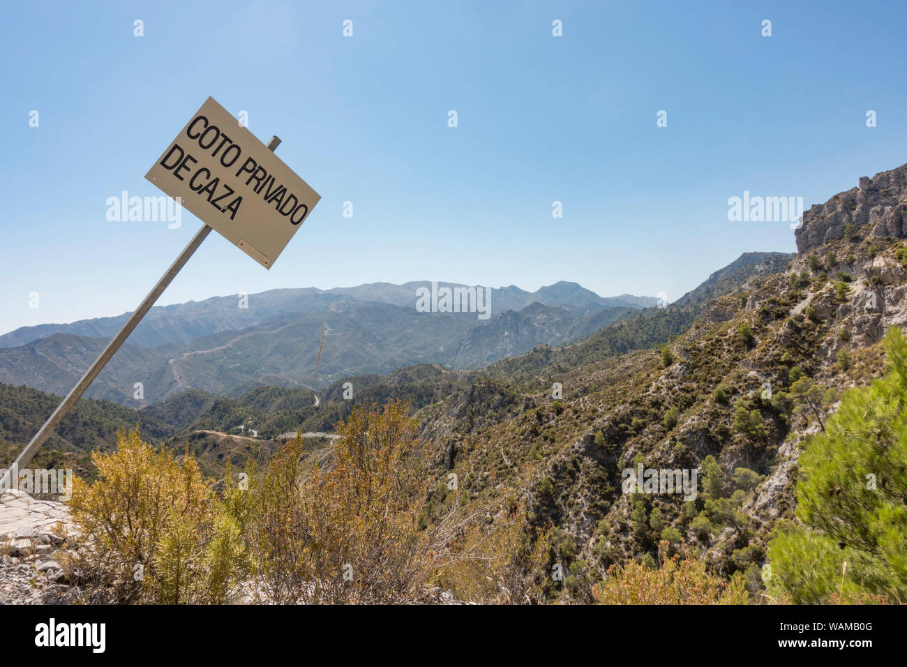 Signo de zona de caza privado en el Parque Natural Sierras de Tejeda, Almijara y Alhama, en Andalucía, España. Foto de stock