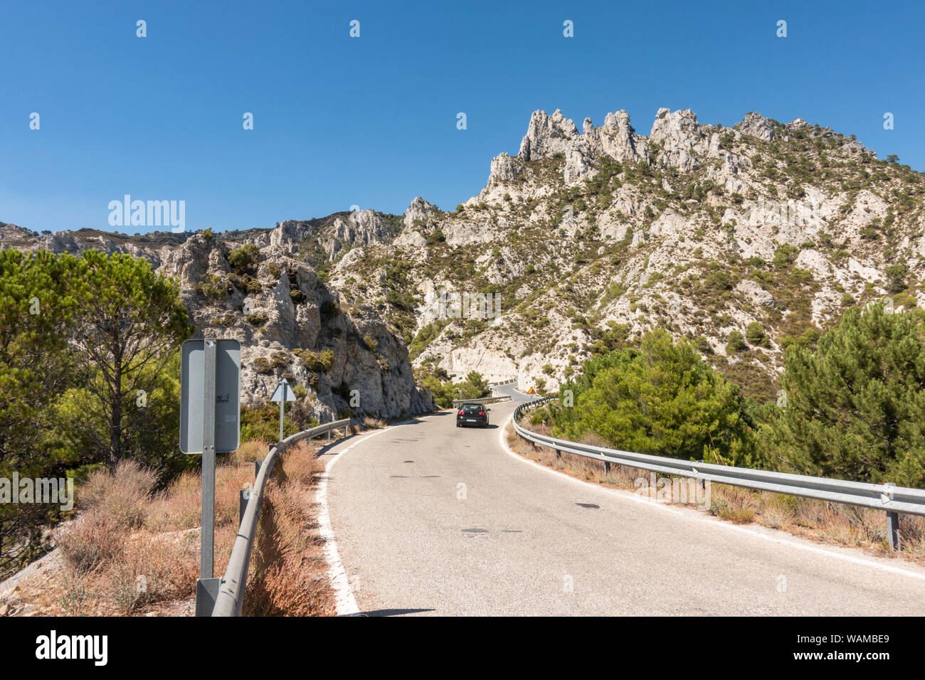 Coche de conducción por carretera de montaña en el Parque Natural Sierras de Tejeda, Almijara y Alhama, Andalucía, España. Foto de stock