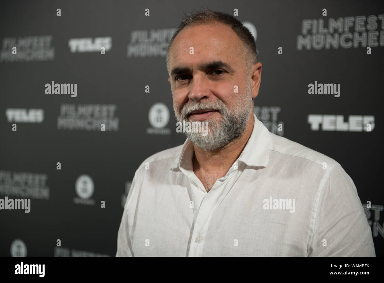 Director Karim Aïnouz visto en Filmfest München 2019 antes de la Proyección de su película A vida Foto de stock