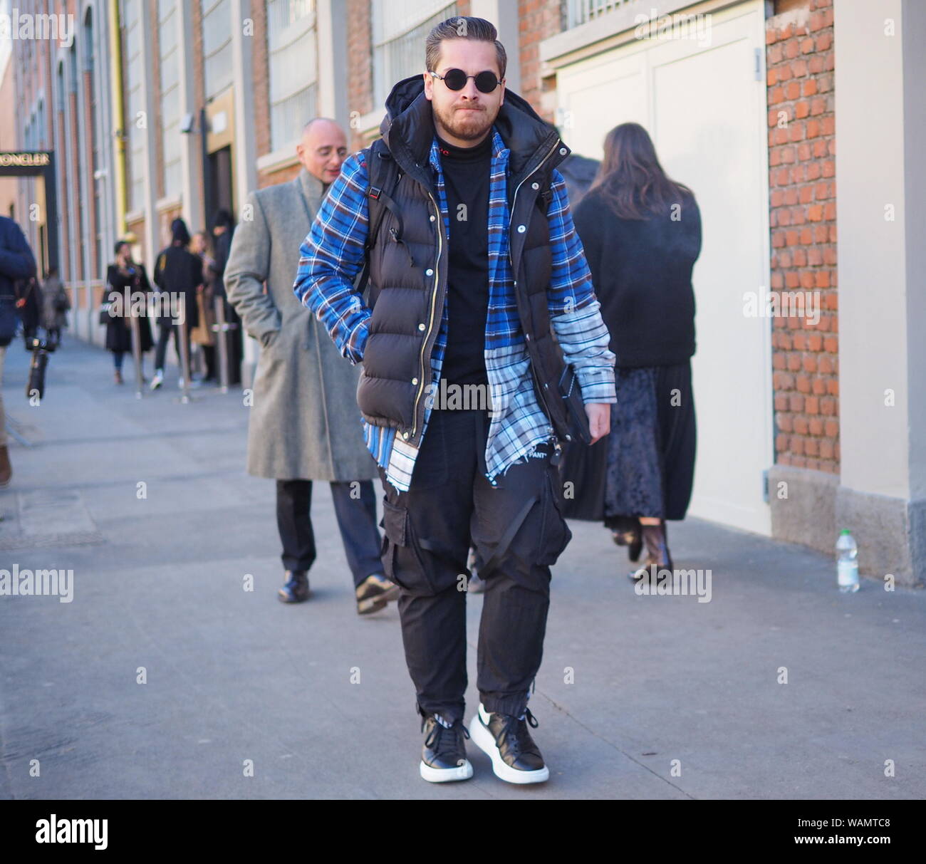 Milán, Italia: 14 enero de 2019: hombre elegante traje street style después de Fendi Fashion show durante Semana de la moda de Milán hombre otoño/invierno 2019/202 de stock -