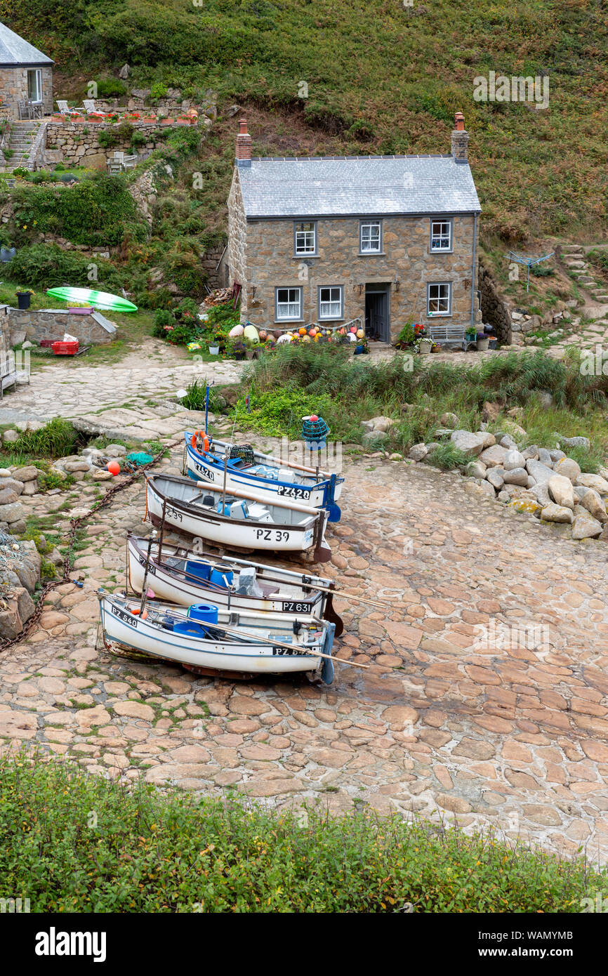 Los barcos de pesca y casita de piedra Penberth Cove en Cornwall, Inglaterra, Reino Unido. Foto de stock