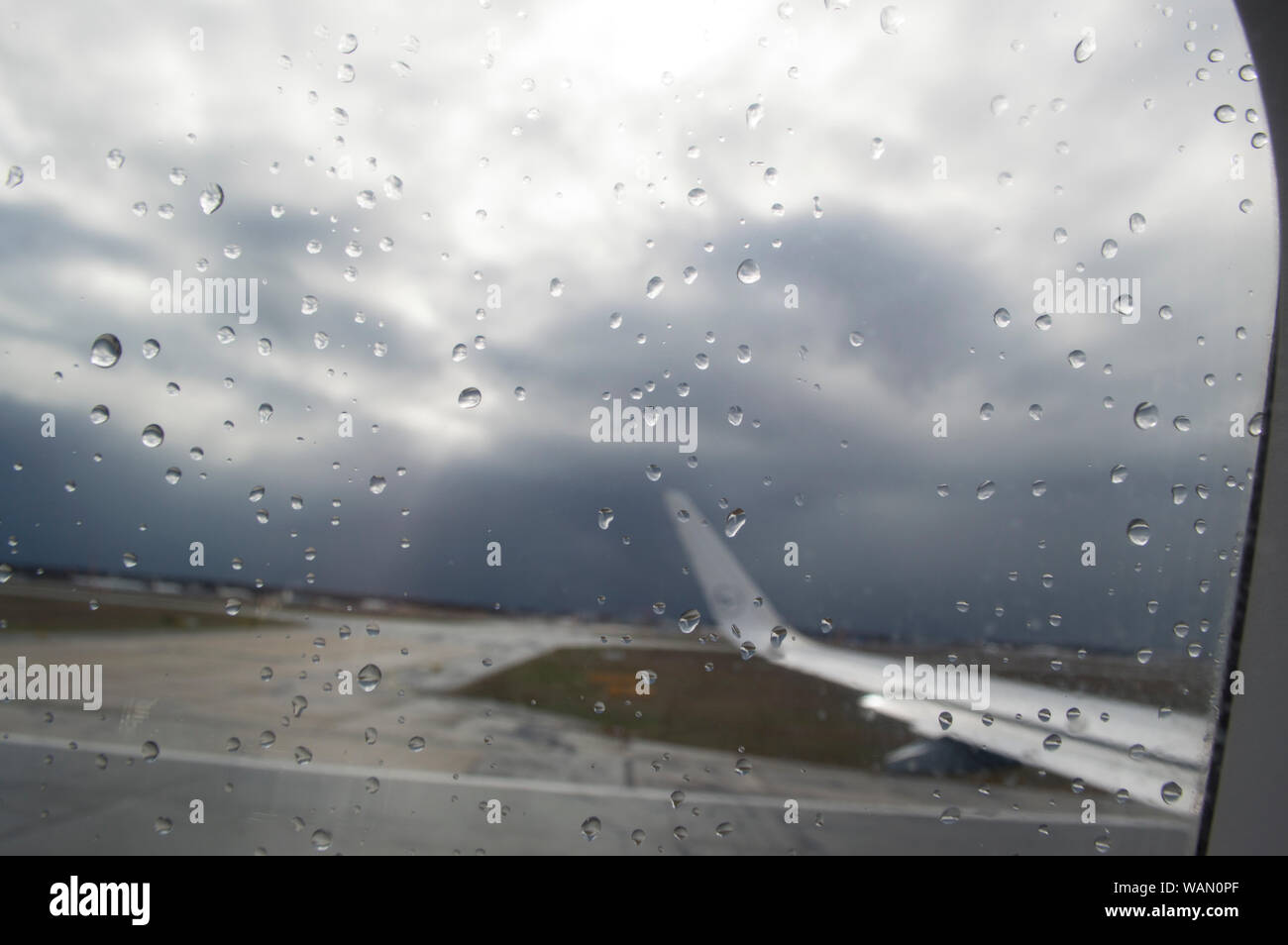 Cielo nublado y lluvia a través de la ventana. Foto de stock