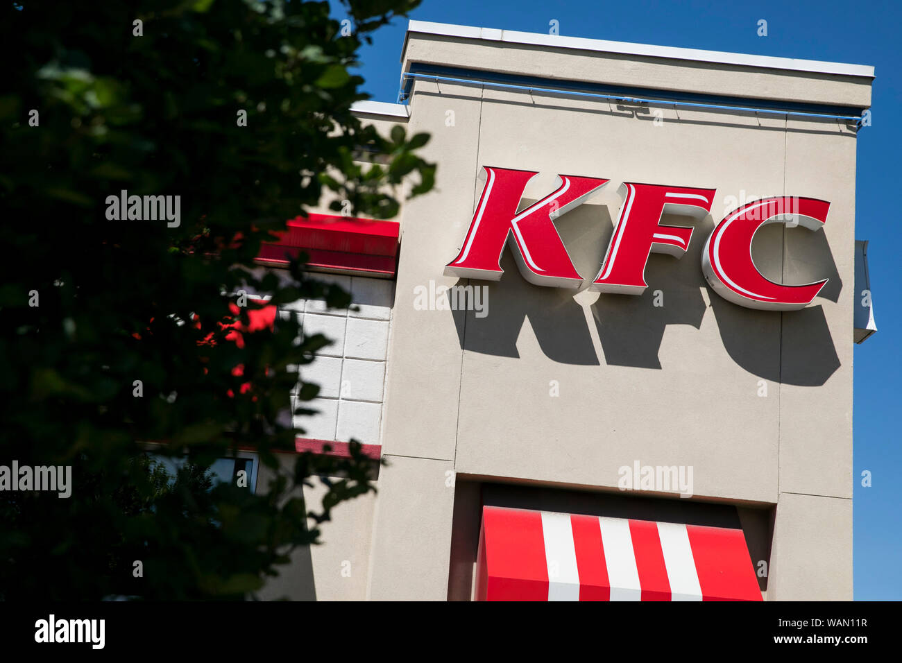 Un logotipo cartel fuera del primer Kentucky Fried Chicken (KFC) Ubicación de franquicia en Salt Lake City, Utah, el 30 de julio de 2019. Foto de stock