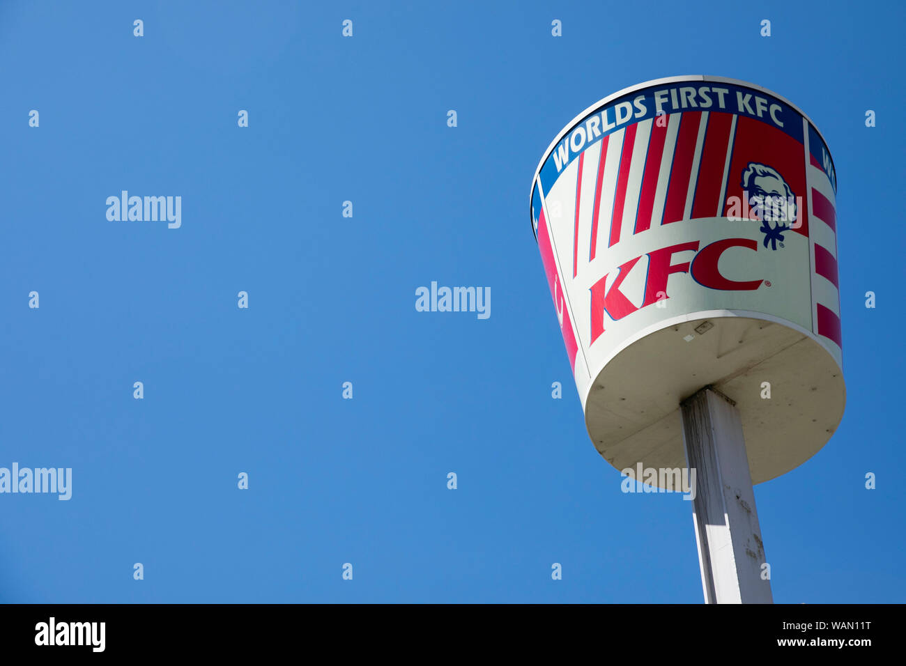 Un logotipo cartel fuera del primer Kentucky Fried Chicken (KFC) Ubicación de franquicia en Salt Lake City, Utah, el 30 de julio de 2019. Foto de stock