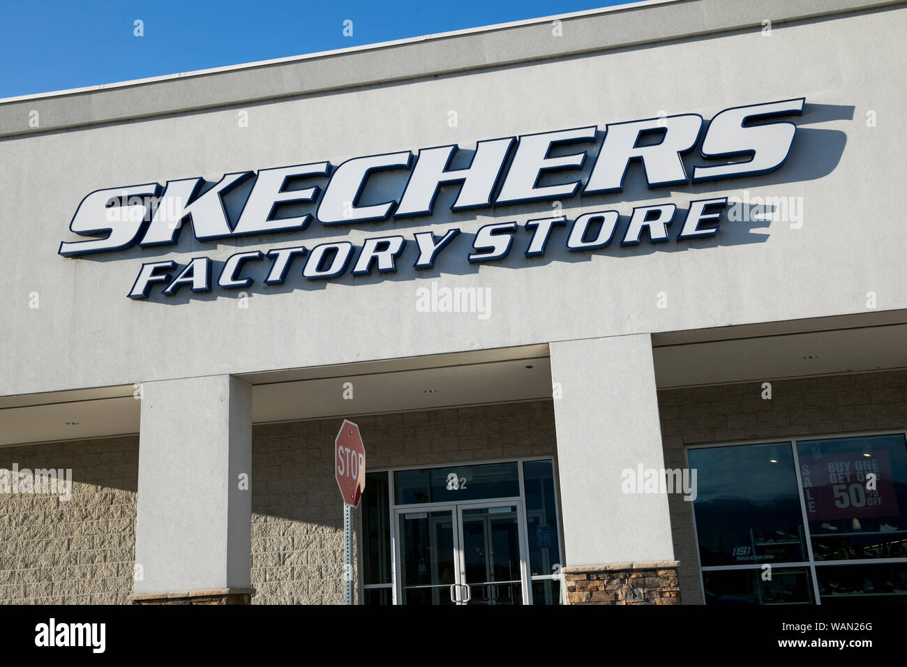 Un logotipo cartel fuera de fábrica de Skechers Store Tienda Ubicación en Orem, Utah, el 29 de julio de 2019 Fotografía de stock - Alamy