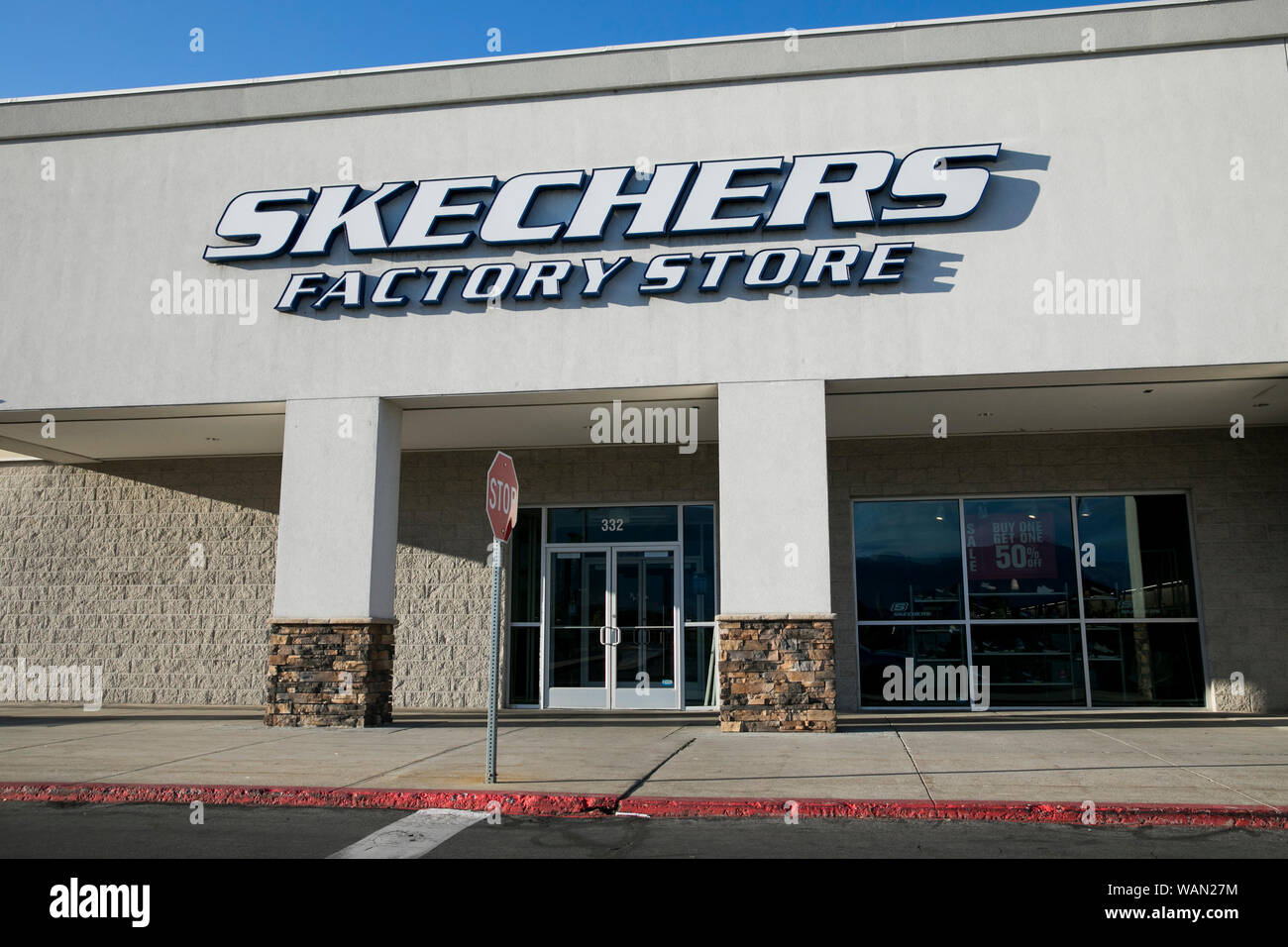 Un logotipo cartel fuera de fábrica de Skechers Store Tienda Ubicación en Orem, Utah, el 29 de julio de 2019 Fotografía de stock - Alamy