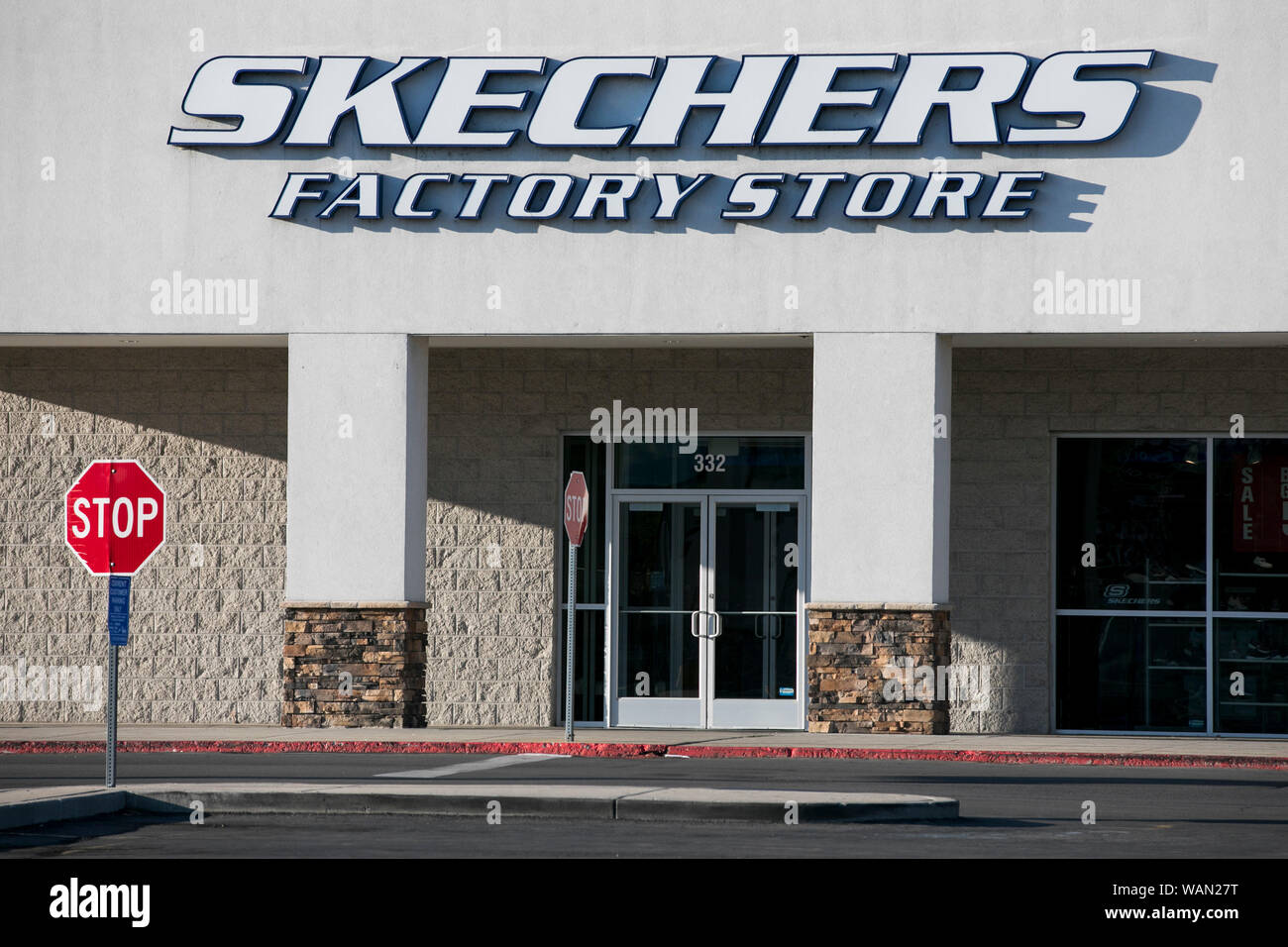 archivo Noticias de última hora apagado Un logotipo cartel fuera de una fábrica de Skechers Store Tienda Ubicación  en Orem, Utah, el 29 de julio de 2019 Fotografía de stock - Alamy