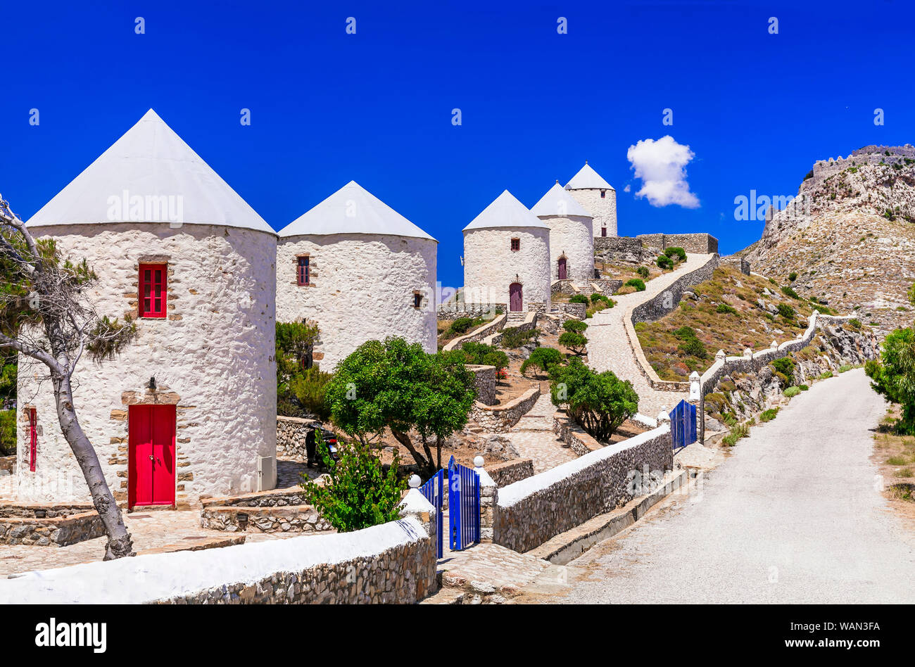 Maravillosa isla de Leros, paisajes con molinos de viento tradicionales.Dodecaneso, Grecia Foto de stock
