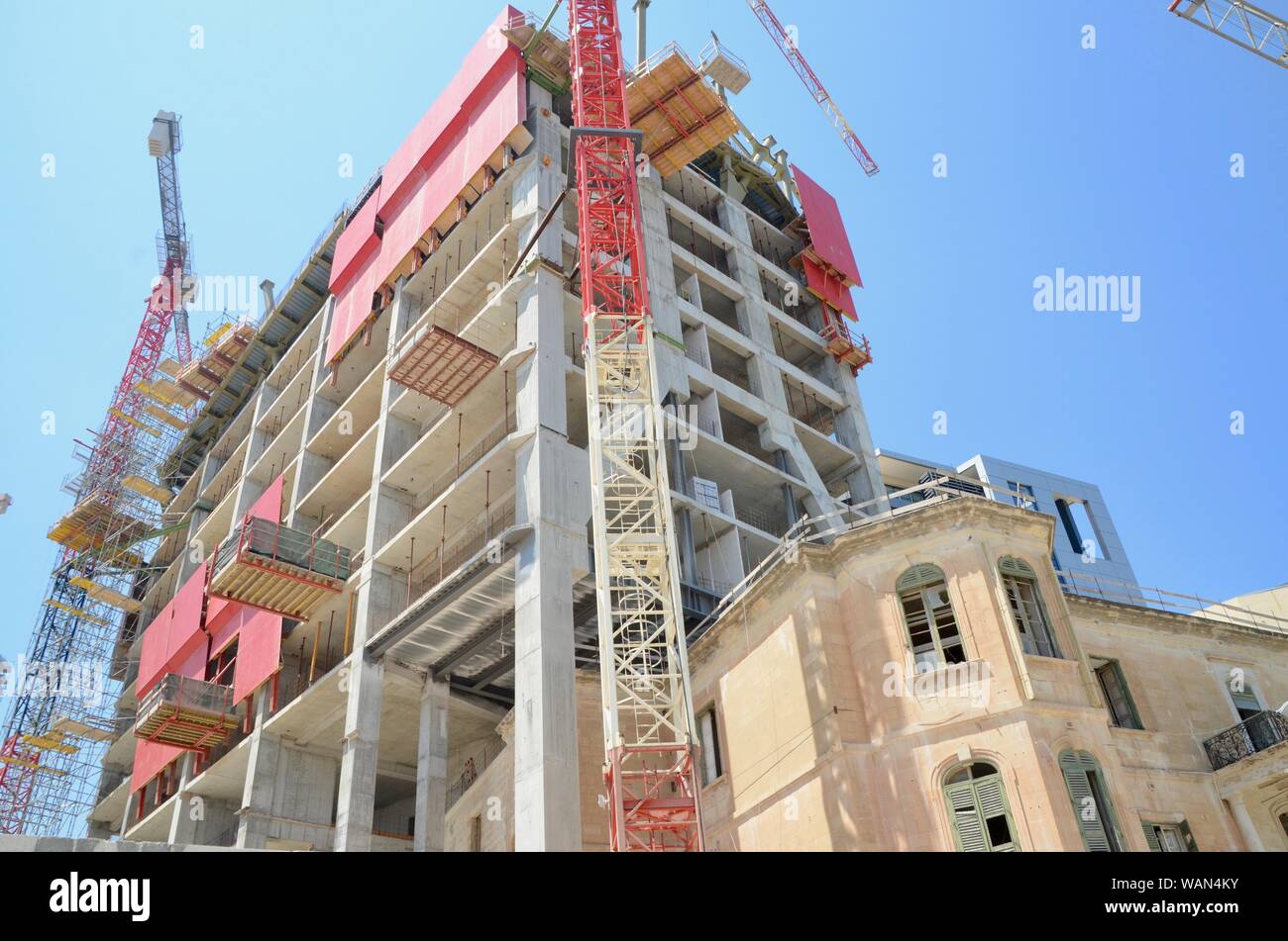 Sitio De Construccion En St Julians Malta Donde La Nueva Torre Esta Construida Encima Del Antiguo Edificio Colonial Zaha Hadid Archietcts Fotografia De Stock Alamy